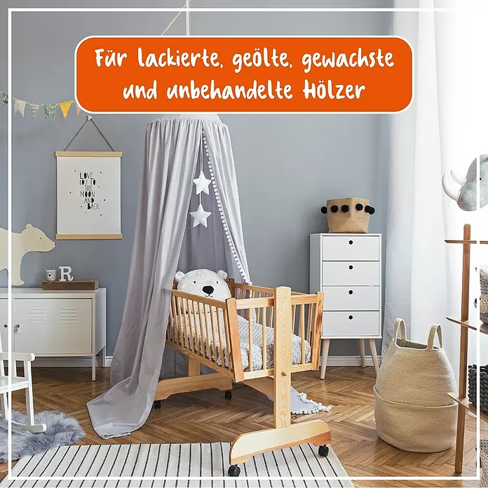 Poliboy Intensivreiniger Möbelpflege - 375 ml, Flasche mit Sprühkopf - Das Bild zeigt ein Babyzimmer mit einem Holzbettchen, das für lackierte, geölte, gewachste und unbehandelte Hölzer geeignet ist.