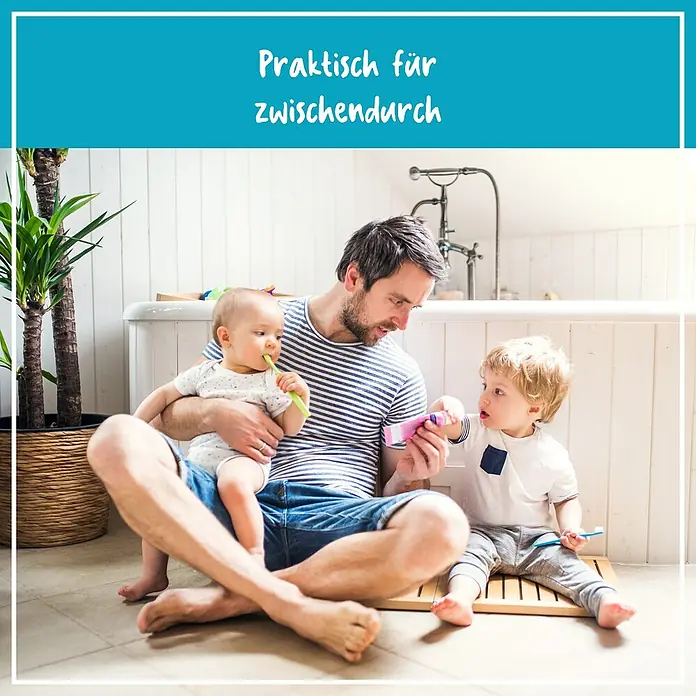Poliboy Feuchttücher XXL Bad - 24 Stk. - Ein Vater sitzt mit seinen zwei kleinen Kindern auf dem Boden, während sie ihre Zähne putzen. Praktisch für zwischendurch.