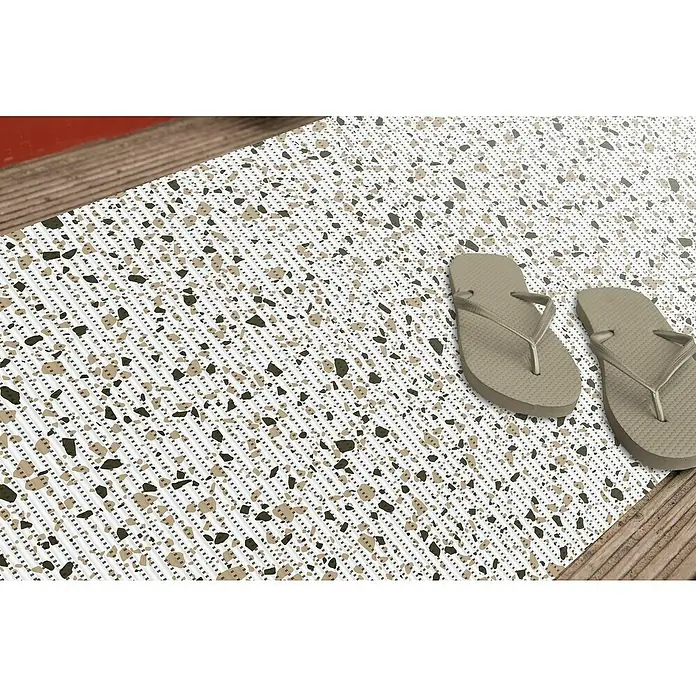 D-c-fix Bodenmatte Meterware Floor Comfort - Terrazzo, Breite: 65 cm - Beige Flip-Flops liegen auf einer Terrazzo-Matte. Die lässigen Sommerschuhe sind perfekt für den Pool oder Strand.