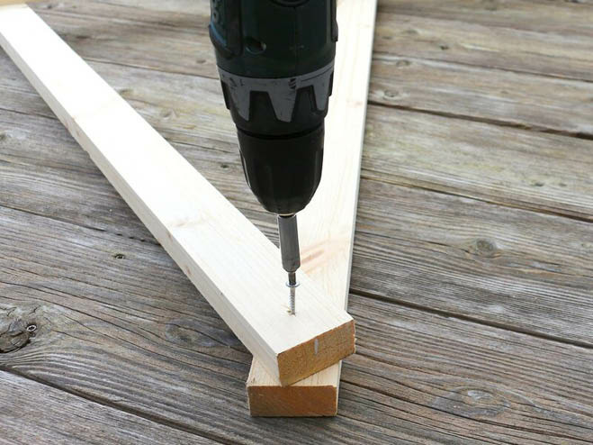2 Holzlatten werden an den Enden zusammengeschraubt