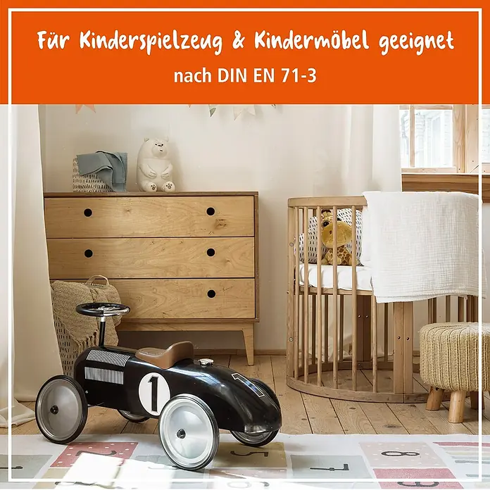 Poliboy Antikwachs - 200 ml - Für Kinderspielzeug und Kindermöbel geeignet nach DIN EN 71-3. Das Bild zeigt ein Kinderzimmer mit Spielzeugauto und Möbeln.
