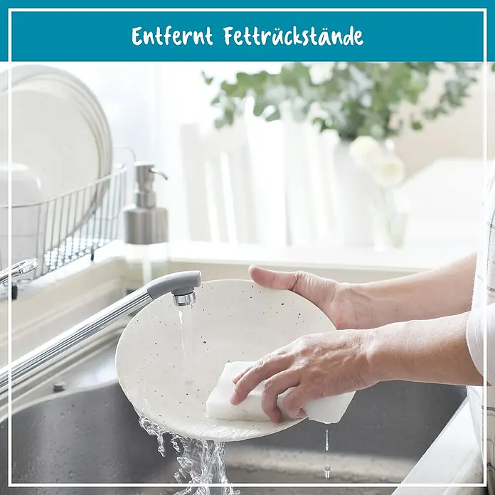 Poliboy Bio Spülmittel mit Lemon-Extrakt - 500 ml, Flasche - Person spült einen Teller mit einem weißen Schwamm, der effektiv Fett entfernt, unter fließendem Wasser in einer sauberen Spüle.