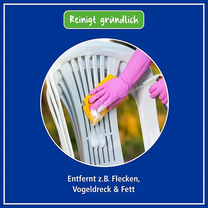 Poliboy Kunststoff-Reiniger - 500 ml, Flasche mit Sprühkopf - Reinigt gründlich Gartenmöbel: Die Hand mit rosa Handschuh reinigt einen weißen Plastikgartenstuhl mit einem gelben Schwamm und Reinigungsmittel.