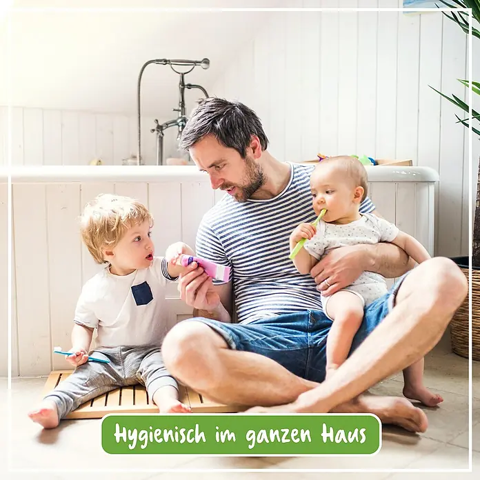 Poliboy Bio Essig-Reiniger - 1 ml, Flasche - Vater und Kinder putzen sich die Zähne mit Zahnbürsten, um die Hygiene im ganzen Haus zu wahren.