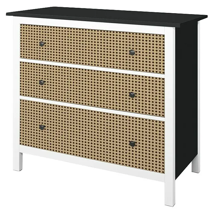 D-c-fix Klebefolie Kreativ-Kit - 3 Stk., 2 m x 67,5 cm, Uni Seidenmatt Schwarz/Woven Cane, Selbstklebend - Klassische Kommode mit drei Schubladen und einem Cane-Muster, ideal für stilvolle Aufbewahrung. Schwarze Oberfläche und weißer Rahmen.