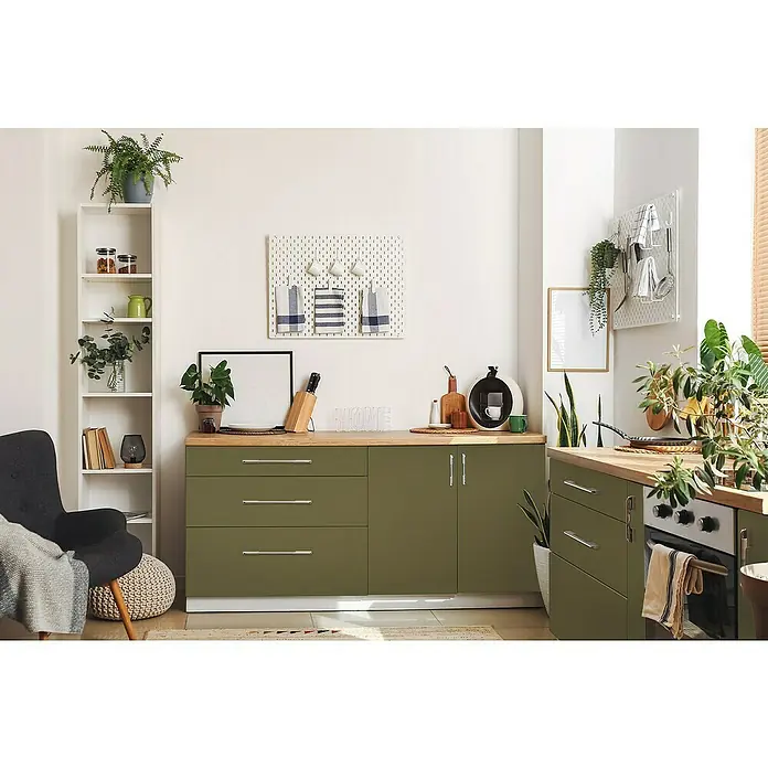 D-c-fix Klebefolie Uni Seidenmatt - 200 x 45 cm, Oliv-Grün, Selbstklebend - Einladende grüne Küchenschränke mit Holzplatte und stilvollen Akzenten durch Pflanzen und Deko-Elemente für eine gemütliche Atmosphäre.