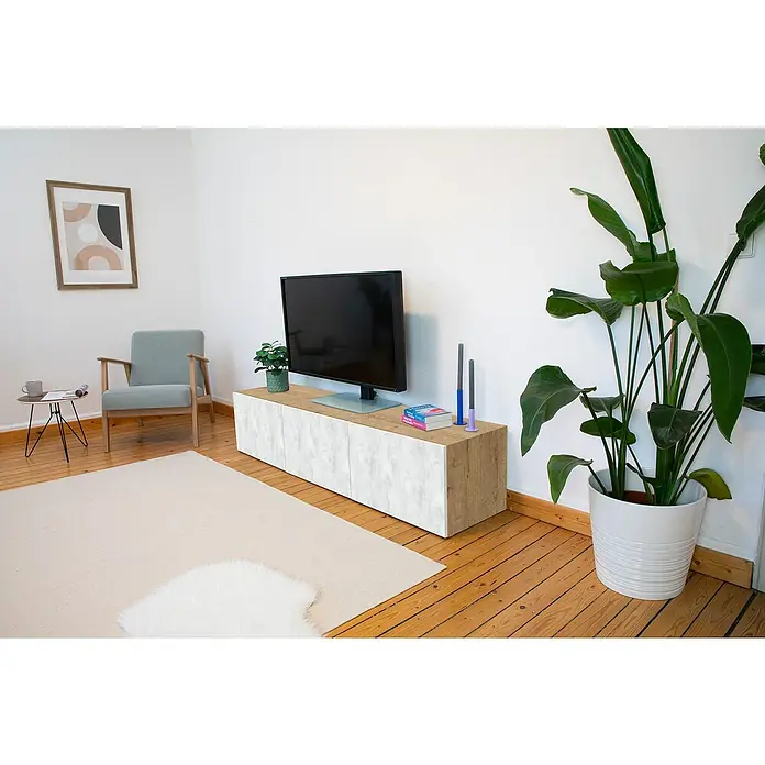 D-c-fix Klebefolie Kreativ-Kit - 3 Stk., 2 m x 67,5 cm, Ribbeck Oak/Concrete White, Selbstklebend - Wohnzimmer mit TV-Möbel, Fernseher, Sessel, Zimmerpflanze, Tisch, Bild und Teppich.