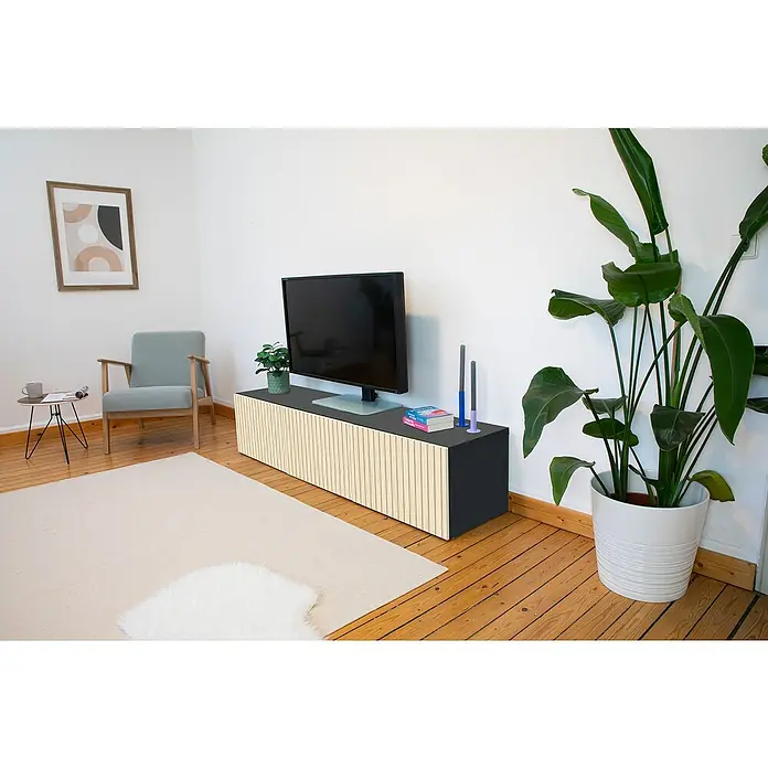 D-c-fix Klebefolie Kreativ-Kit - 3 Stk., 2 m x 67,5 cm, Seidenmatt Schwarz/Wooden Slats, Selbstklebend - Wohnzimmer mit TV-Möbel mit Lamellenfront, Fernseher und Zimmerpflanze. Gemütliche Atmosphäre mit Teppich und Sessel.