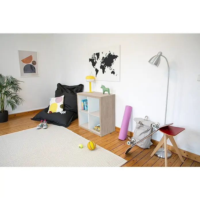 D-c-fix Klebefolie Kreativ-Kit - 3 Stk., 2 m x 67,5 cm, Santana Oak Kalk/Uni Seidenmatt Sand, Selbstklebend - Ein stilvolles Zimmer mit einem Bücherregal in Holzoptik, das Bücher, Deko und eine gelbe Lampe präsentiert, umgeben von gemütlichen Elementen.