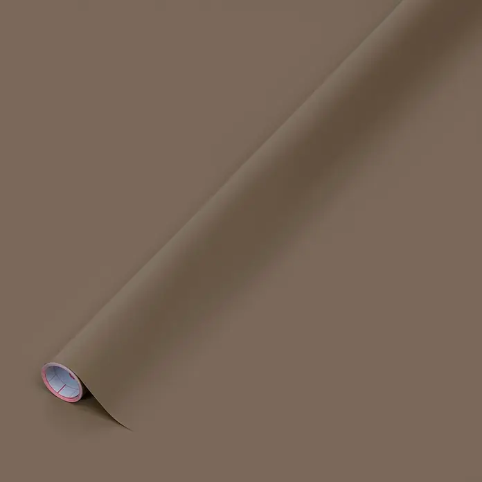D-c-fix Klebefolie Uni Seidenmatt - 200 x 45 cm, Teak Braun, Selbstklebend - Eine Rolle braunes Vinyl mit einer glatten Oberfläche und einer rosa Papprolle innen. Ideal für DIY-Projekte.