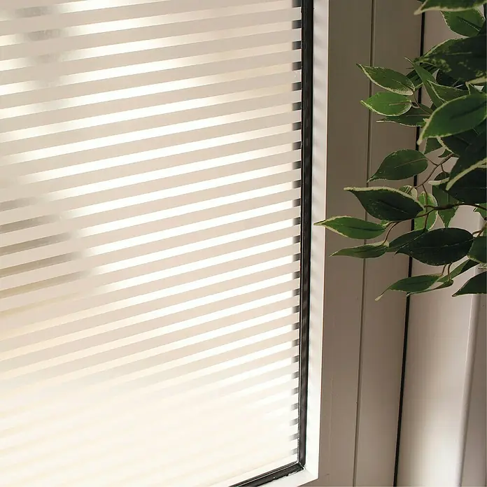 D-c-fix Static Glasfolie Linia - 150 x 45 cm, Transluzent, Statisch haftend - Nahaufnahme einer Fensterfolie mit horizontalen Streifen, die für Privatsphäre sorgt und gleichzeitig Licht hereinlässt. Dekorative Fensterfolie.