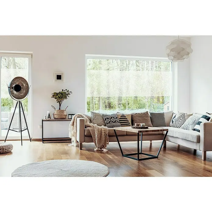 D-c-fix Static Premium Glasfolie Meterware Blado - 45 cm, Milchglas, Statisch haftend - Wohnzimmer mit beigem Ecksofa, Holztisch und dekorativen Kissen. Eine stilvolle Lampe und ein runder Teppich ergänzen das moderne Ambiente.