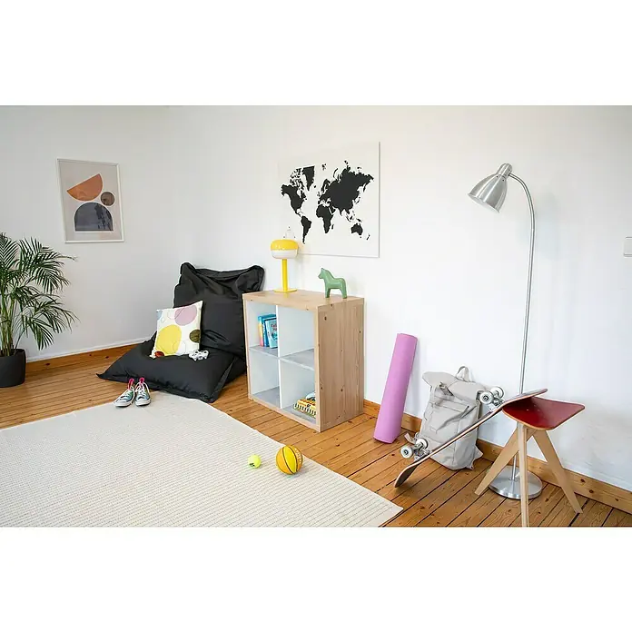 D-c-fix Klebefolie Kreativ-Kit - 3 Stk., 2 m x 67,5 cm, Jura Pine/Concrete, Selbstklebend - Gemütliches Interieur mit hellem Teppich, Sitzsack, Bücherregal, Lampe und Skateboard, das eine entspannte und spielerische Atmosphäre schafft.