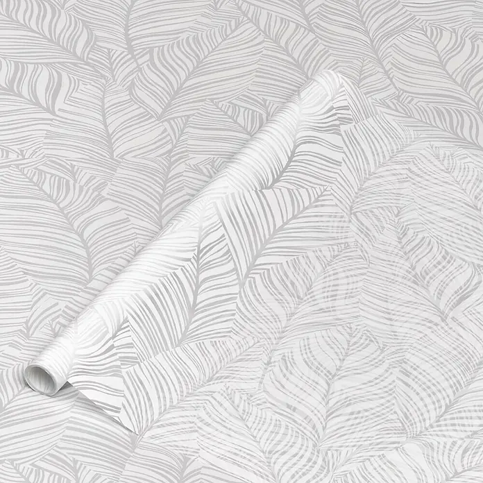 D-c-fix Static Premium Glasfolie Meterware Blado - 45 cm, Milchglas, Statisch haftend - Nahaufnahme einer Rolle weißer Tapete mit silberfarbenem Blättermuster, perfekt für moderne Innenräume.