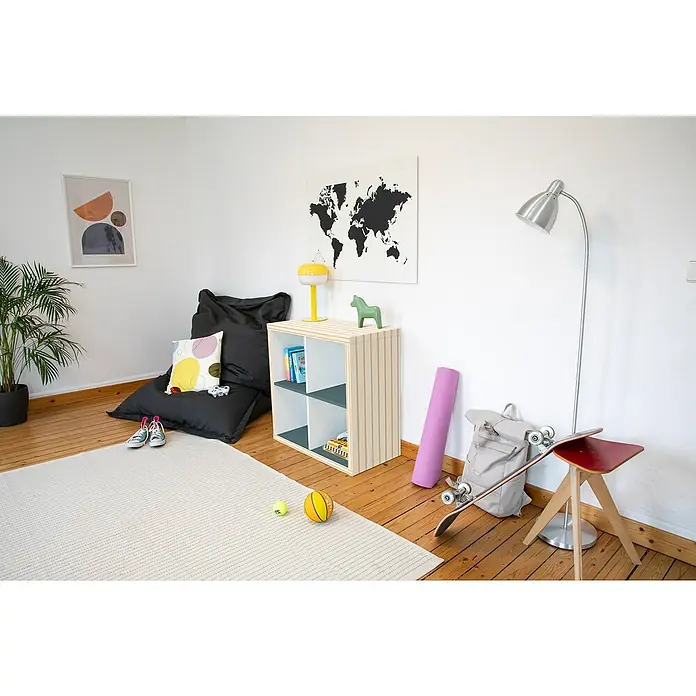 D-c-fix Klebefolie Kreativ-Kit - 3 Stk., 2 m x 67,5 cm, Wooden Slats/Uni Seidenmatt Mallard Green, Selbstklebend - Einladendes Spielzimmer mit Bücherregal aus Holz, hellem Teppich und Sitzsack. Eine Stehlampe und Kunstwerke ergänzen den Raum.