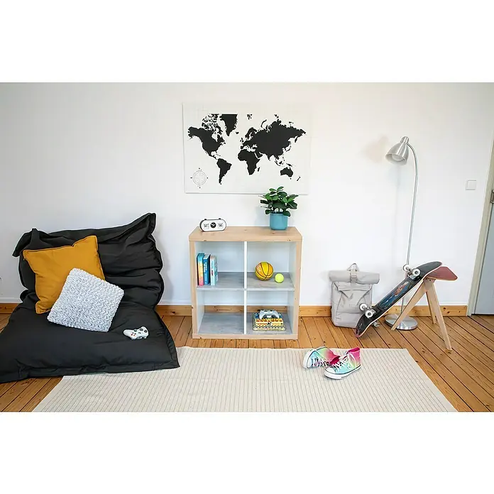 D-c-fix Klebefolie Kreativ-Kit - 3 Stk., 2 m x 67,5 cm, Jura Pine/Concrete, Selbstklebend - Geräumiges Kinderzimmer mit Sitzsack, Bücherregal und Weltkarte an der Wand. Der Raum ist hell und freundlich eingerichtet mit einem modernen Touch.