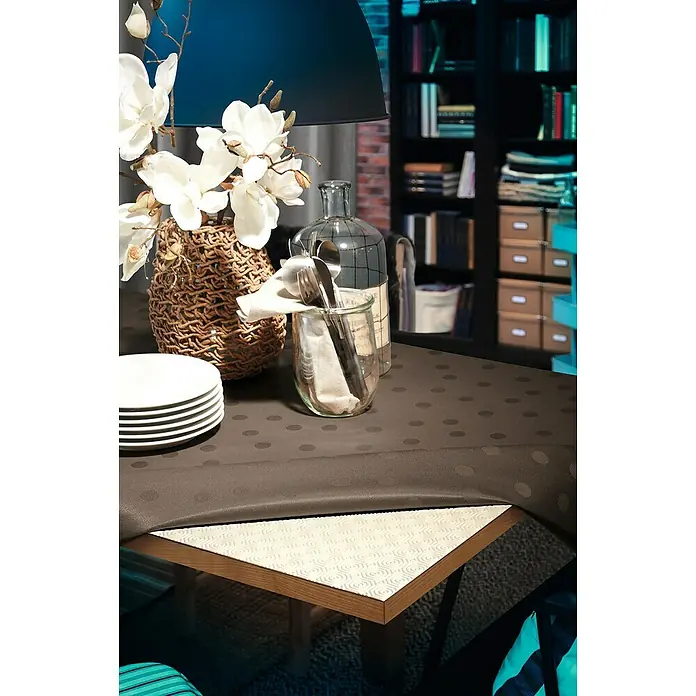 D-c-fix Tischdecke Padua - 1,4 x 15 m, Rechteckig, Kunststoff, Weiß - Gedeckter Tisch mit dunkelgrauer Tischdecke, Geschirr und Blumendekoration für ein stilvolles Ambiente.