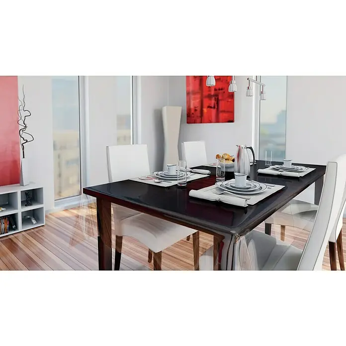 D-c-fix Murano Tischdecke Meterware - Breite: 140 cm, Stärke: 0,1 mm, Glasklar - Ein eleganter Esstisch mit weißem Geschirr und Stühlen in einem hellen Raum, der eine moderne und stilvolle Atmosphäre ausstrahlt.