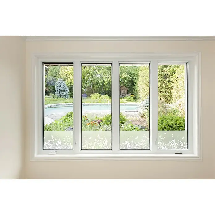 D-c-fix Static Glasfolie Meadow - 150 x 20 cm, Transluzent, Statisch haftend - Nahaufnahme eines Fensters mit dekorativer, halbtransparenter Fensterfolie mit Pflanzenmotiven, die für Privatsphäre und Ästhetik sorgt.