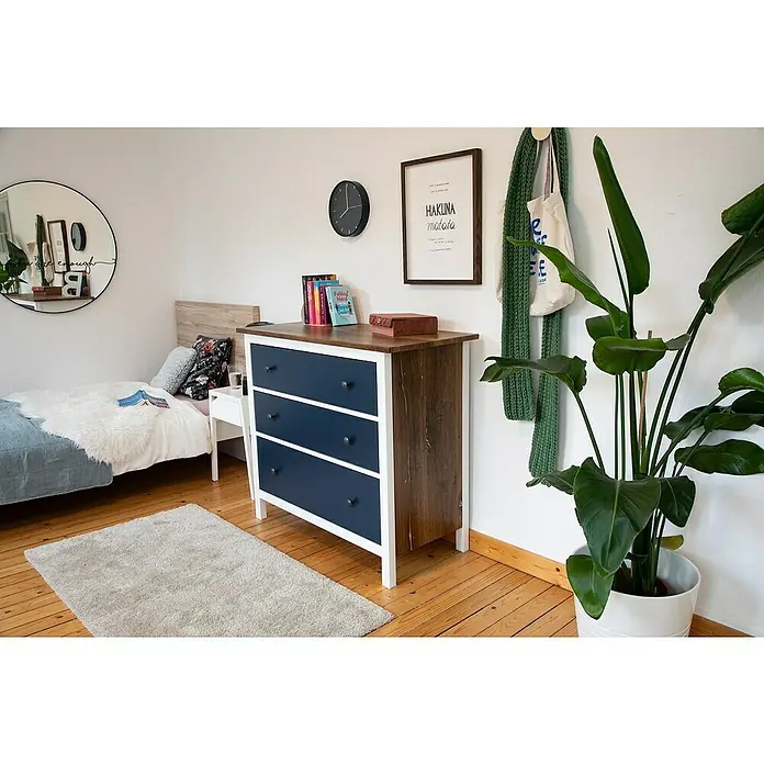 D-c-fix Klebefolie Kreativ-Kit - 3 Stk., 2 m x 67,5 cm, Flagstaff Oak/Uni Seidenmatt Midnight Navy Blue, Selbstklebend - Dieses Schlafzimmer verfügt über eine Kommode mit dunkelblauen Schubladen und einem dunklen Holzrahmen, der eine raffinierte Note verleiht.