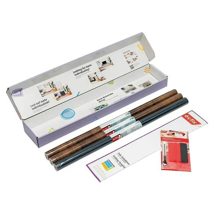 D-c-fix Klebefolie Kreativ-Kit - 3 Stk., 2 m x 67,5 cm, Flagstaff Oak/Uni Seidenmatt Midnight Navy Blue, Selbstklebend - Die d-c-fix Designfolie im geöffneten Karton, zusammen mit Werkzeug und Falt-Schablone, bietet vielseitige Gestaltungsmöglichkeiten für Möbel.