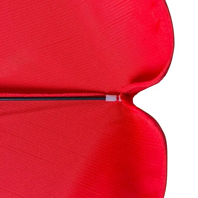 Doppler Sunline Balkonschirm rund Neo - Farbe Bespannung: Rot, Durchmesser Bespannung: 200 cm - Detailaufnahme eines roten Stoffbezugs mit einer schwarzen Stange und einem weißen Verbindungsstück, Fokus auf die Textur und Verbindung.