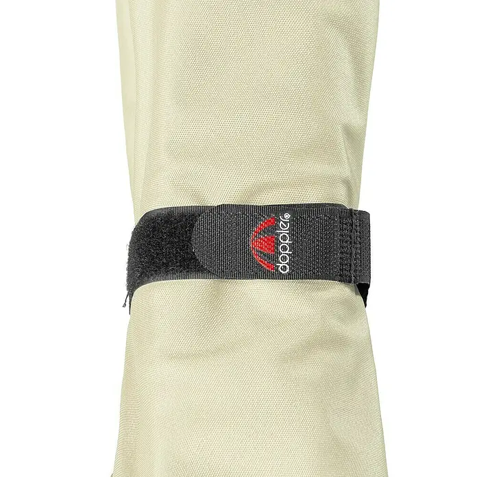 Doppler Sunline Balkonschirm Waterproof Neo - Natur, Bespannungsmaß (L x B): 120 x 225 cm - Nahaufnahme eines Doppler-Gurtbands um einen beigen Stoff gewickelt, mit dem Doppler-Logo, das für Qualität und Funktionalität steht.