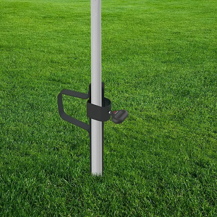 Doppler Rasendorn Universal - Für Rohrdurchmesser: 32 mm, Anthrazit - Pfosten mit schwarzer Halterung und Griff im grünen Gras. Die Halterung bietet zusätzlichen Halt für den Pfosten.