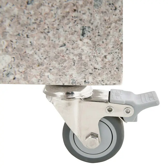 Doppler Rollen-Set Life - Passend für: Doppler Granitschirmständer Life, 4 Stk. - Detailaufnahme eines Möbelrades mit Bremse vor einem unscharfen Hintergrund aus beigem Marmor.