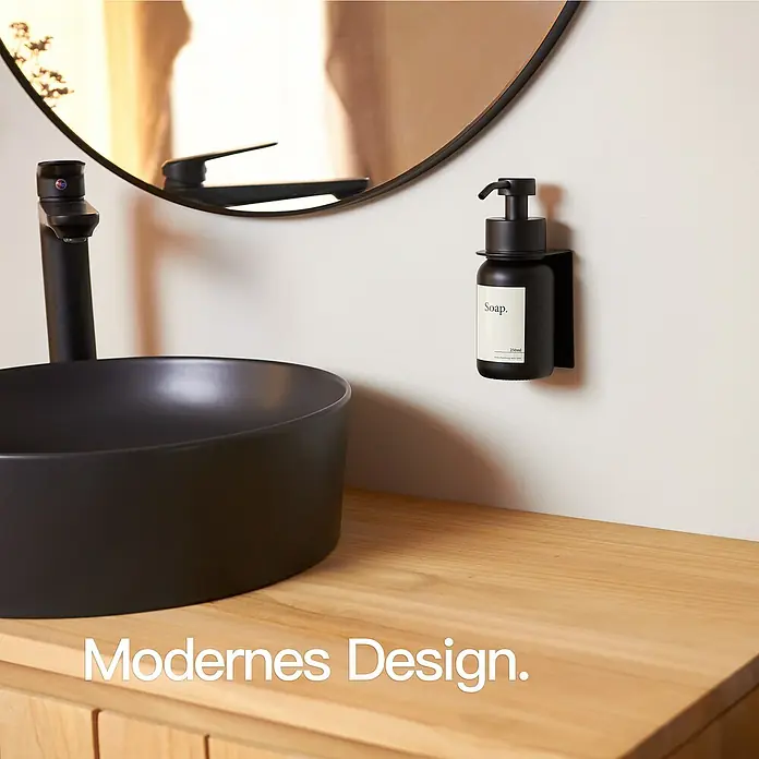 Designfabrik Hamburg Seifenspender - Edelstahl, Schwarz/Schwarz beschichtetes Glas, Wandmontage - Elegantes Badezimmerwaschbecken mit Armatur, rundem Spiegel und einer schwarzen Seifenflasche mit Halterung für ein modernes Design.