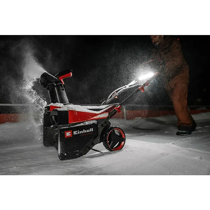 Einhell Professional Power X-Change 18V Akku-Schneefräse - Ohne Akku, Arbeitsbreite: 53 cm, Arbeitshöhe: 33 cm - Einhell Akku-Schneefräse im Einsatz bei Nacht, die Schnee effizient räumt. Ideal für Winterdienst und Schneeräumung rund ums Haus.