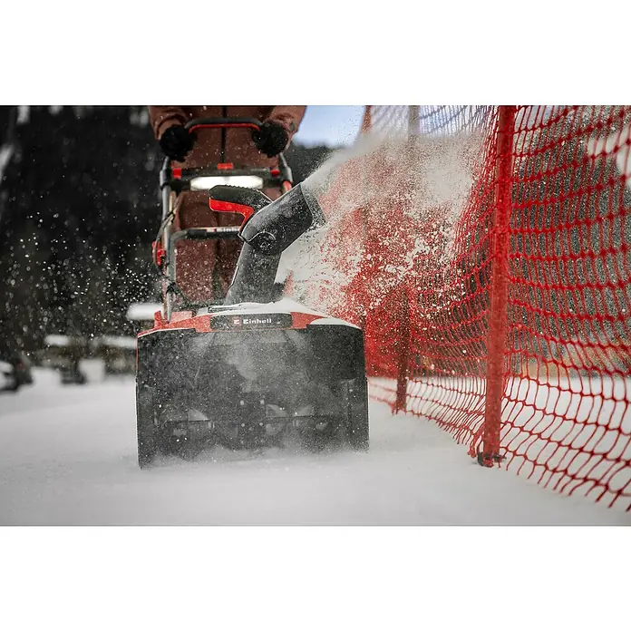 Einhell Professional Power X-Change 18V Akku-Schneefräse - Ohne Akku, Arbeitsbreite: 53 cm, Arbeitshöhe: 33 cm - Bild einer Einhell Schneefräse in Aktion, die Schnee räumt. Ideal für die Schneebeseitigung rund ums Haus.