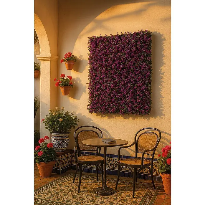 Jardín vertical Lavanda - Plástico, L x An: 100 x 100 cm, 1 ud. - Hermosa zona de estar al aire libre con sillas y una mesa, con una pared llena de flores moradas.