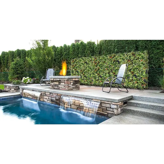 Jardín vertical Filipinas - Plástico, L x An: 100 x 100 cm, 1 ud. - Piscina con cascada y fogata rodeada de plantas verdes.