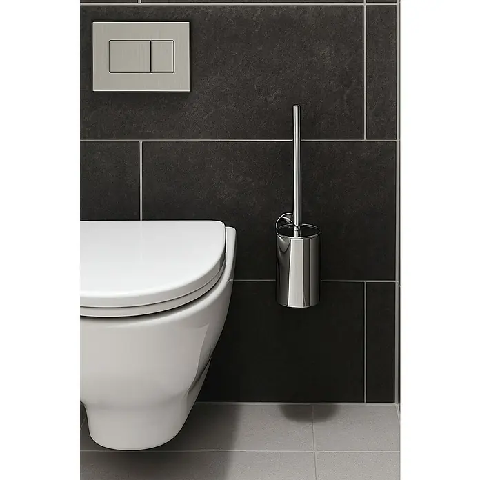 Camargue Carlit Escobillero mural - Altura: 34 cm, Cromo - Primer plano de un elegante inodoro con botones de descarga y un brillante escobillero contra una pared de azulejos oscura.