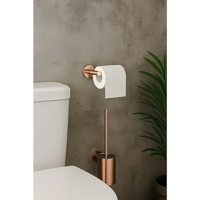 Camargue Carlit Portarrollos papel higiénico - Sin tapa, Oro rosa - Primer plano de un baño con un elegante portarrollos y un escobillero de oro rosa.