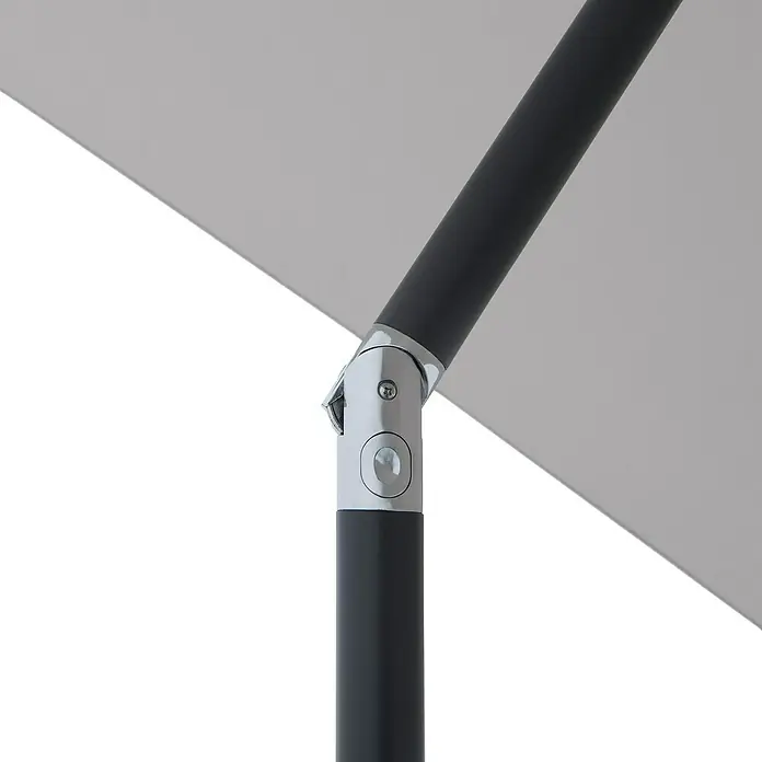 Doppler Balkonschirm Life Lift - Hellgrau, Bespannungsmaß (L x B): 200 x 250 cm - Nahaufnahme eines grauen Sonnenschirms mit einem robusten, schwarzen Metallgestell und einem silbernen Verbindungsstück.