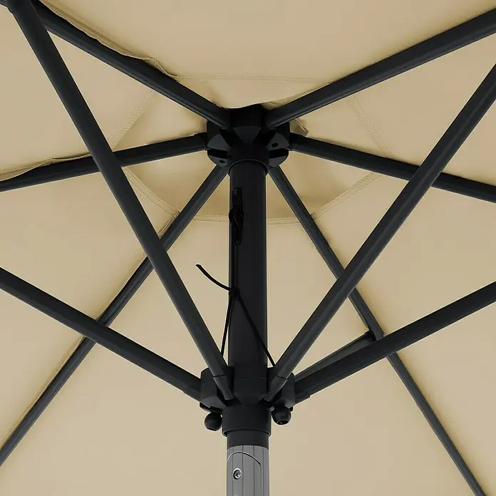 Doppler Balkonschirm rund Life Lift - Sand, Durchmesser Bespannung: 180 cm - Detailansicht von der Unterseite eines Gartenschirms mit cremefarbenem Stoff und robustem, dunklem Gestell.
