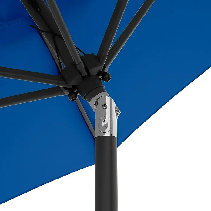 Doppler Balkonschirm rund Life Lift - Pacific Blue, Durchmesser Bespannung: 180 cm - Nahaufnahme eines blauen Sonnenschirms mit schwarzem Gestell und silbernem Knickmechanismus.