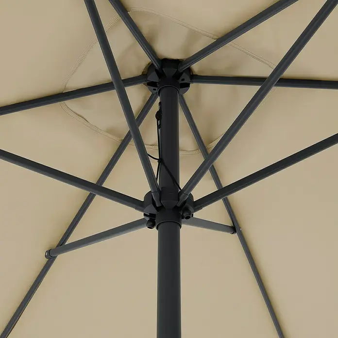 Doppler Balkonschirm Life Lift - Sand, Bespannungsmaß (L x B): 200 x 250 cm - Nahaufnahme eines beigefarbenen Sonnenschirms mit grauem Gestell, der einen Blick auf die Konstruktion und das Design bietet.