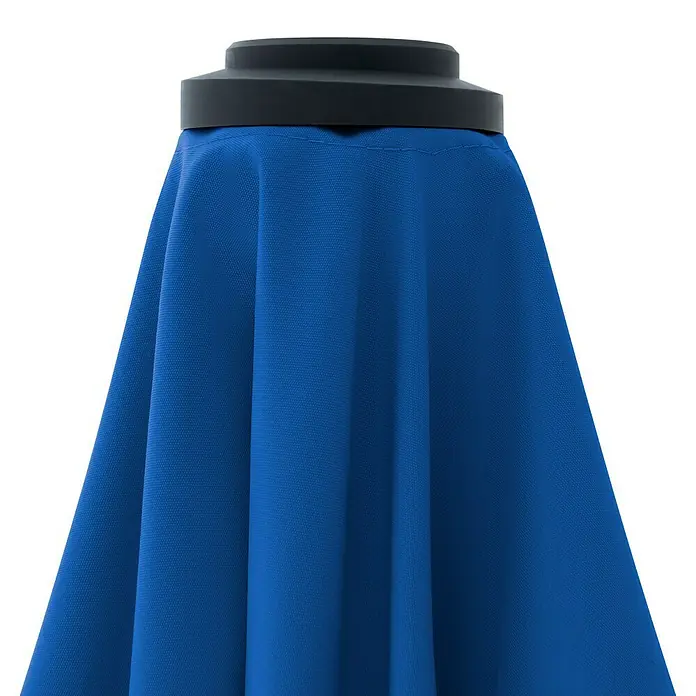 Doppler Balkonschirm rund Life Lift - Pacific Blue, Durchmesser Bespannung: 180 cm - Nahaufnahme eines blauen Sonnenschirms mit schwarzem Sockel, der Schutz und Schatten an sonnigen Tagen bietet.