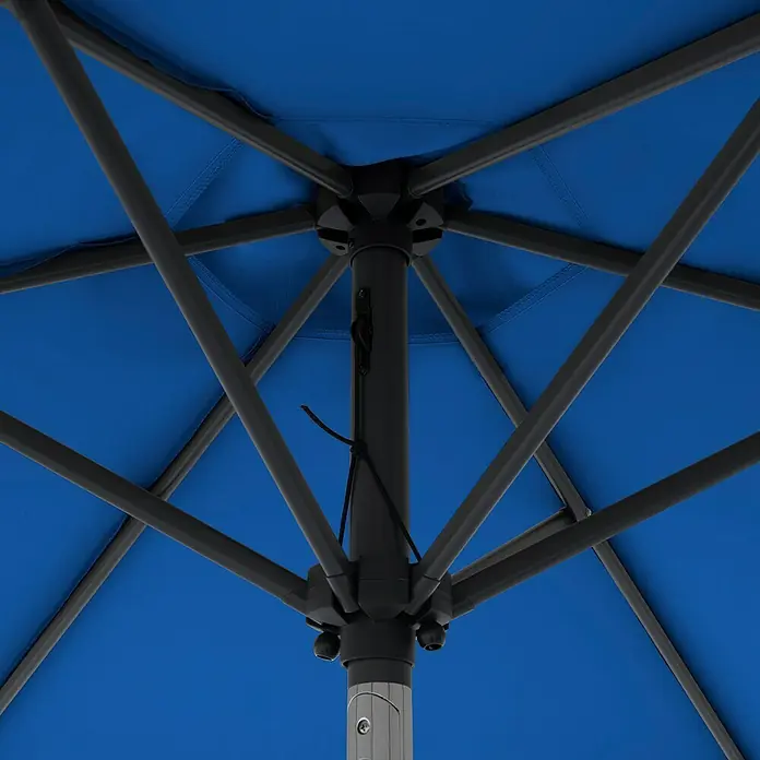 Doppler Balkonschirm rund Life Lift - Pacific Blue, Durchmesser Bespannung: 180 cm - Nahaufnahme der blauen Sonnenschirmstruktur, die die grauen Streben und die zentrale Stange hervorhebt.