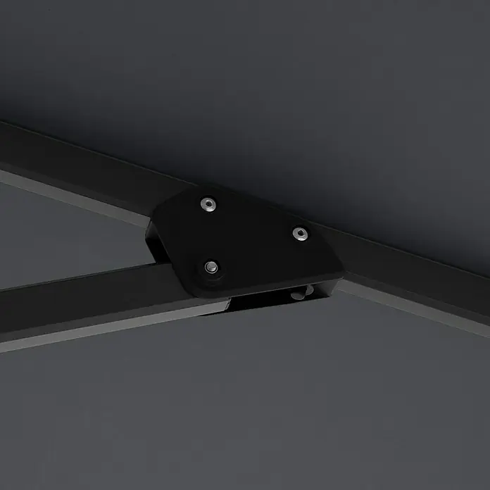 Doppler Ampelschirm Life - Anthrazit, Bespannungsmaß (L x B): 300 x 400 cm - Nahaufnahme eines schwarzen Metallgelenks, das zwei graue Metallstangen verbindet und mit Schrauben befestigt ist, Teil einer größeren Struktur.