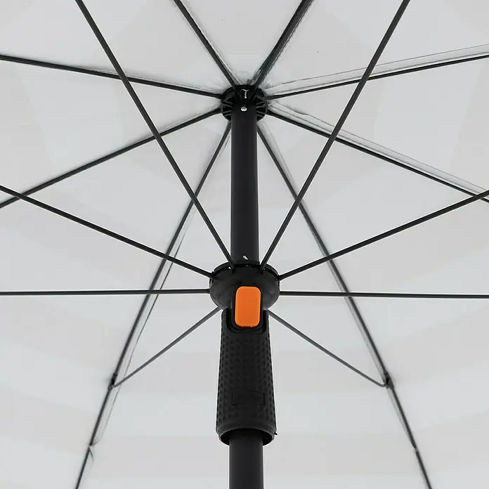 Doppler Balkonschirm rund myZone - Anthrazit gestreift, Durchmesser Bespannung: 200 cm - Detailaufnahme eines transparenten Regenschirms mit schwarzem Gestänge und orangefarbenem Knopf. Der Schirm ist von unten fotografiert.