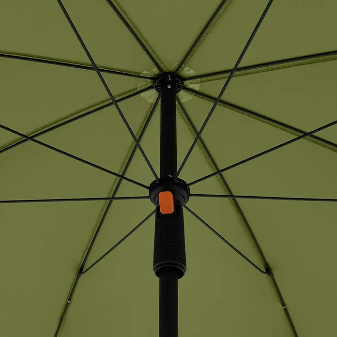Doppler Balkonschirm rund myZone - Kiwi, Durchmesser Bespannung: 200 cm - Innenansicht eines grünen Regenschirms mit schwarzem Gestell, der die Konstruktion und den Mechanismus des Regenschirms zeigt.