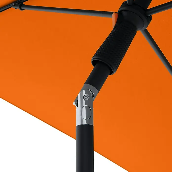 Doppler Balkonschirm myZone - Orange, Bespannungsmaß (L x B): 125 x 190 cm - Nahaufnahme eines orangefarbenen Sonnenschirms mit schwarzem Gestell und silberfarbenen Details.