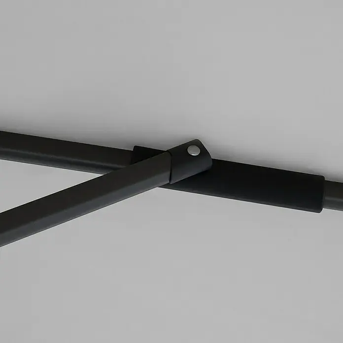 Doppler Ampelschirm rund Life - Hellgrau, Durchmesser Bespannung: 310 cm - Nahaufnahme der Gelenkverbindung eines schwarzen, verstellbaren Arms, der an einer Decke montiert ist und eine flexible Beleuchtungslösung darstellt.