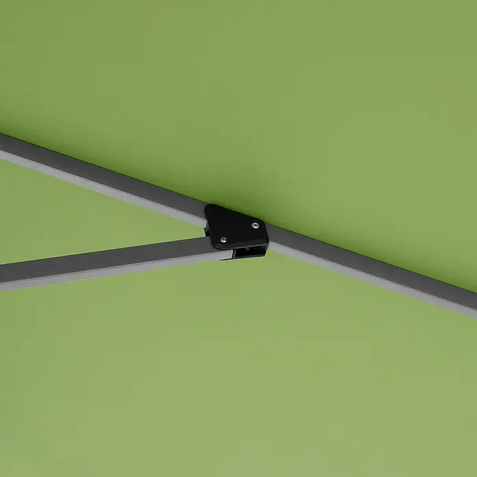 Doppler Ampelschirm Active Neo - Grün, Bespannungsmaß (L x B): 260 x 350 cm - Detailansicht einer grünen Markise mit grauem Rahmen und schwarzem Verbindungsstück, das Stabilität und Haltbarkeit des Produkts betont.