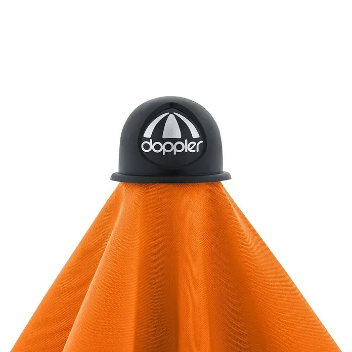 Doppler Balkonschirm myZone - Orange, Bespannungsmaß (L x B): 125 x 190 cm - Detailaufnahme eines Doppler Sonnenschirms mit orangefarbenem Stoff und dem Doppler-Logo auf der schwarzen Spitze.