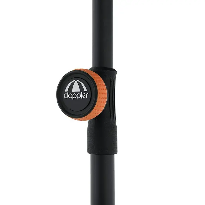 Doppler Balkonschirm myZone - Anthrazit gestreift, Bespannungsmaß (L x B): 125 x 190 cm - Nahaufnahme eines Doppler Sonnenschirms mit orangefarbenem Drehknopf und Markenlogo, der an einem schwarzen Stab befestigt ist.